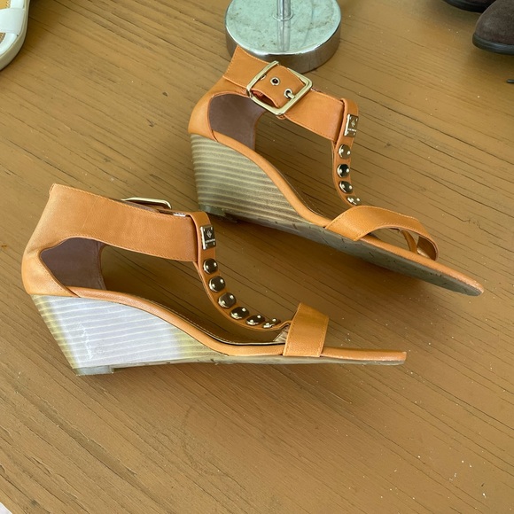 Orange and gold wedge sandals - Picture 2 of 6